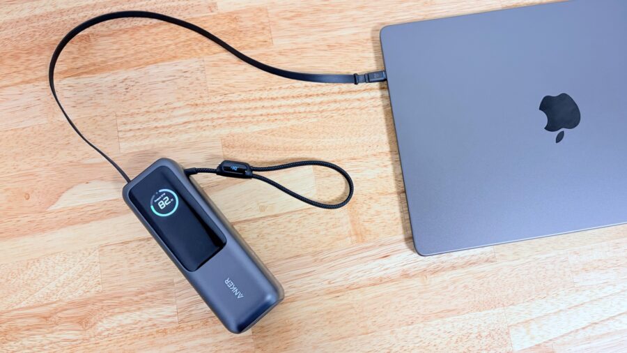 閉じたMacBookと巻取り式USB-Cケーブルで充電している様子