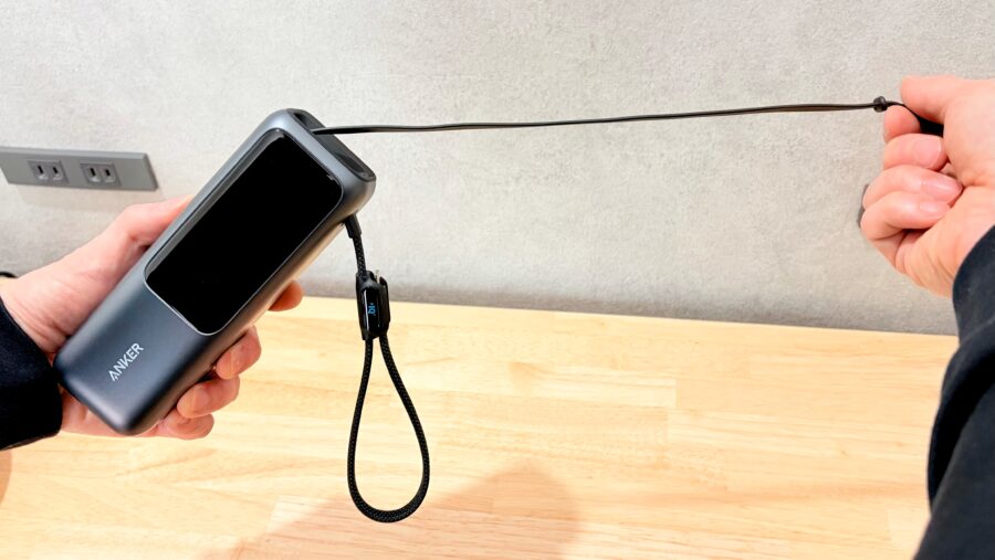 Anker Power Bankの巻取り式USB-Cケーブルを引き出している様子