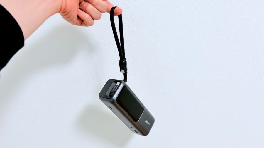 Anker Power Bankをケーブルをストラップのようにして持っている様子