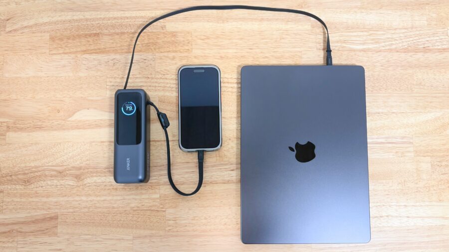 MacBookとスマホを内蔵ケーブルと巻取り式USB-Cケーブルで同時に充電している様子