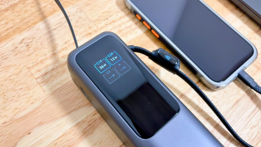 Anker Power Bankの出力分配を表示している様子