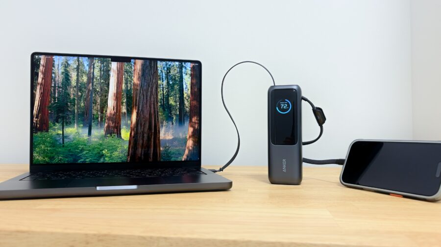Anker Power Bankで内蔵ケーブルと巻取り式ケーブルを使い、MacBookとスマホを同時充電しているデスク上の様子