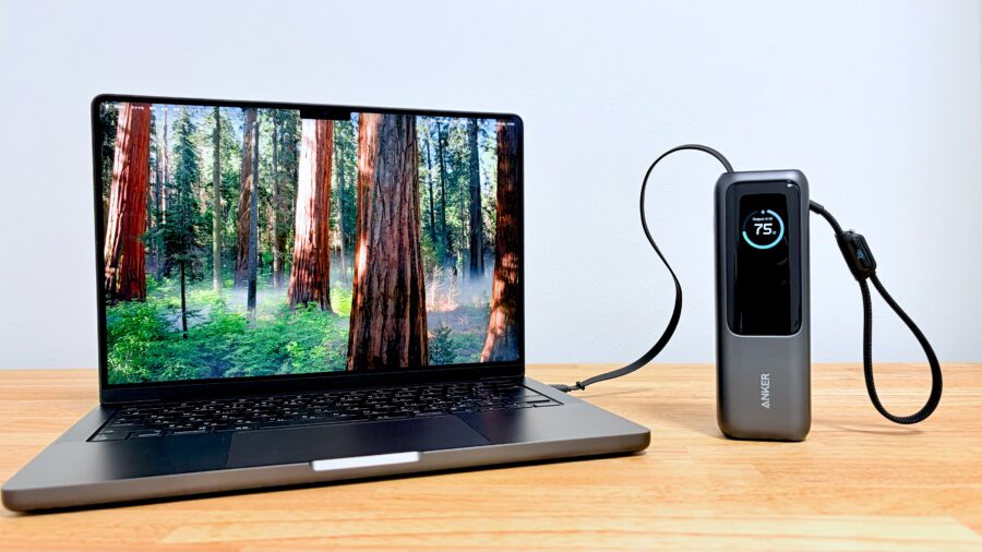 MacBookを内蔵USB-Cケーブルで充電しながら操作している様子