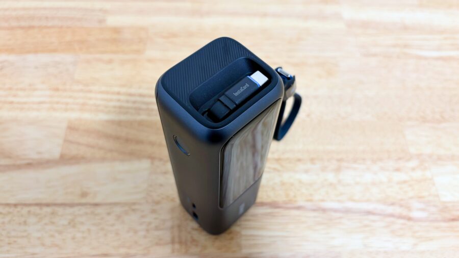Anker Power Bankの本体上部（巻取り式ケーブル）