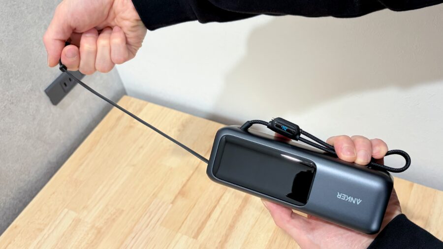 Anker Power Bankの巻取り式USB-Cケーブルを使用している様子