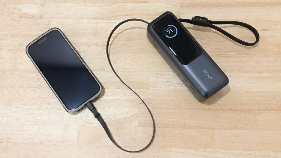 スマホを巻取り式USB-Cケーブルで充電している様子