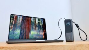 MacBookを内蔵USB-Cケーブルで充電しながら操作している様子