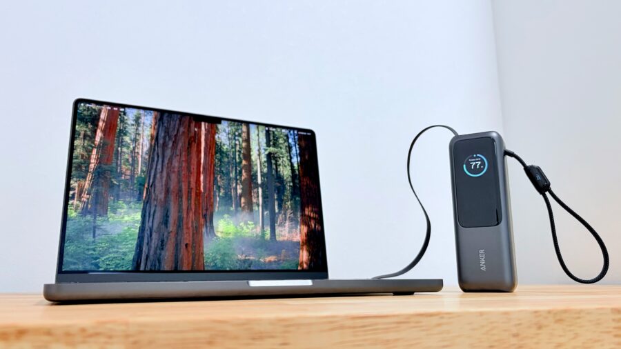 MacBookを内蔵USB-Cケーブルで充電しながら操作している様子