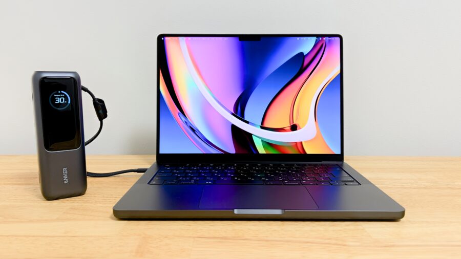 Anker Power Bank (25000mAh, Built-In & 巻取り式USB-Cケーブル)でMacBookを充電している様子