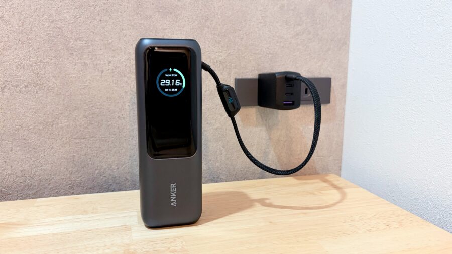 Anker Power Bankを内蔵ケーブルで急速充電している様子