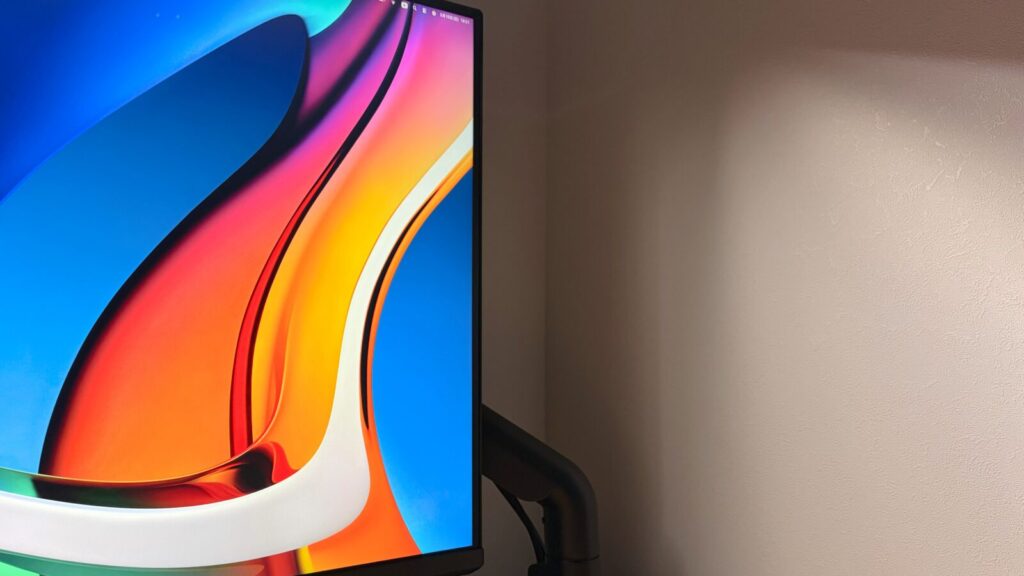 ScreenBar Proが画面手前のデスク面のみを照らしている様子
