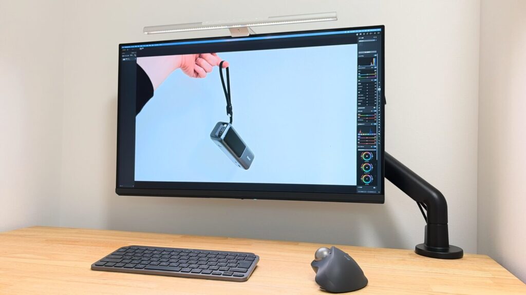 MA320Uの広い画面で画像編集作業をしている様子