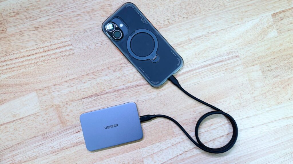 UGREEN Airシリーズ 5000mAhモデルを有線接続で20W充電している様子