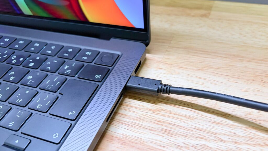 付属USB-Cケーブル1本でMacBookとMA320Uを接続している様子