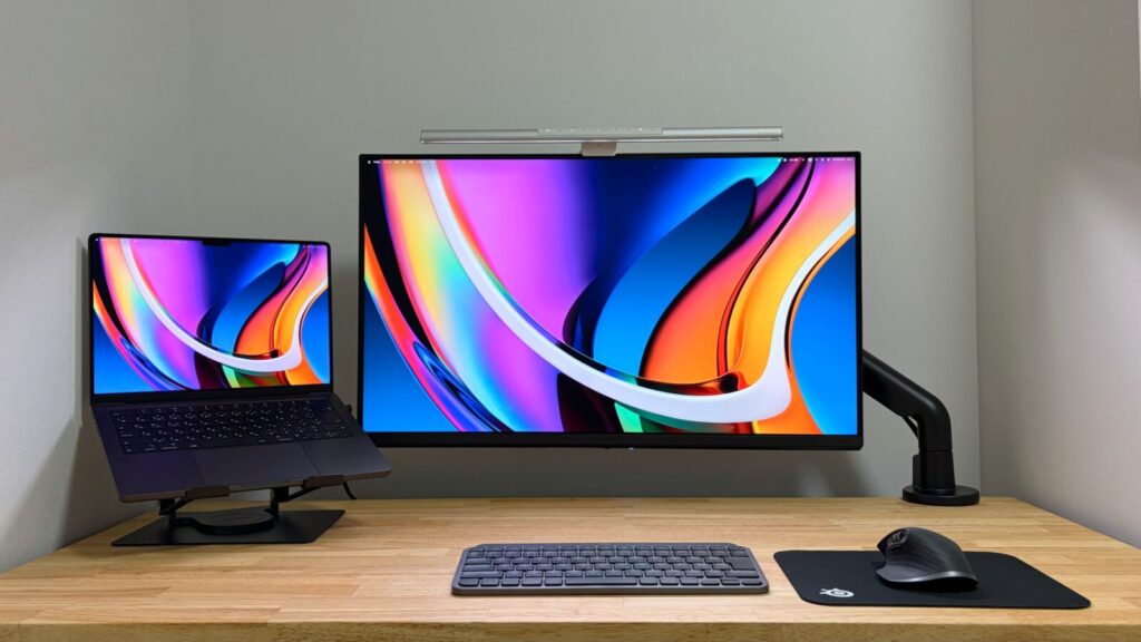 MacBookとBenQ MA320Uを並べた様子。Macと一貫した色味で表示できる。