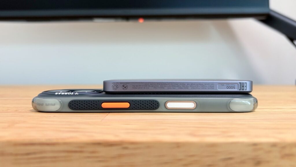 UGREEN Airシリーズ 5000mAhモデルをiPhoneに装着した側面からの写真