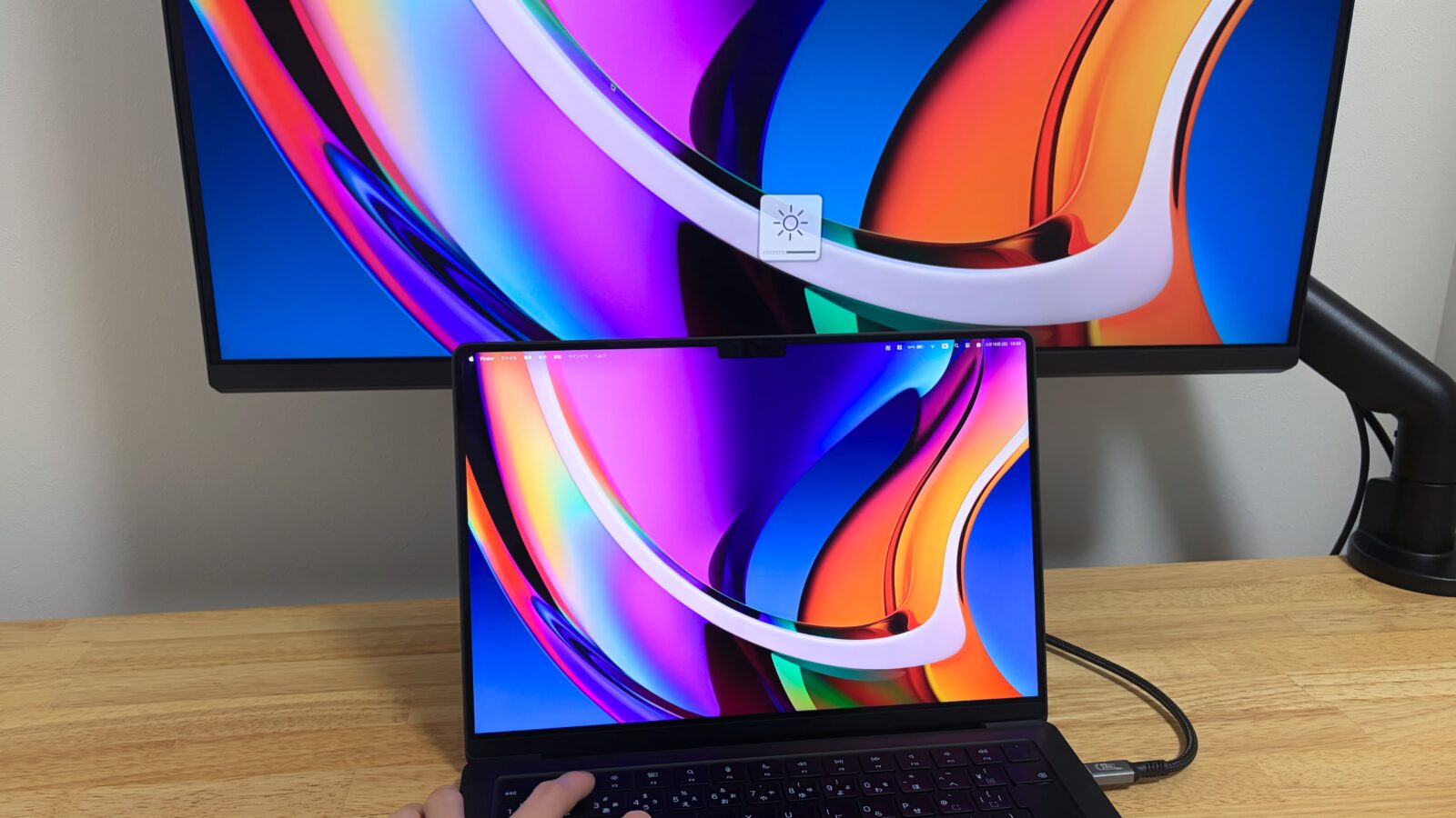 Macの明るさキーでMA320Uの画面輝度を調整している様子
