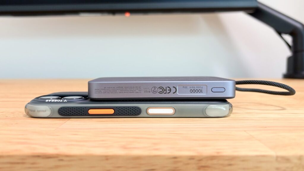 UGREEN Airシリーズ 10000mAhモデルをiPhoneに装着した側面からの写真
