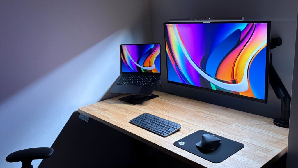 ScreenBar ProとMA320Uを組み合わせたデスク環境