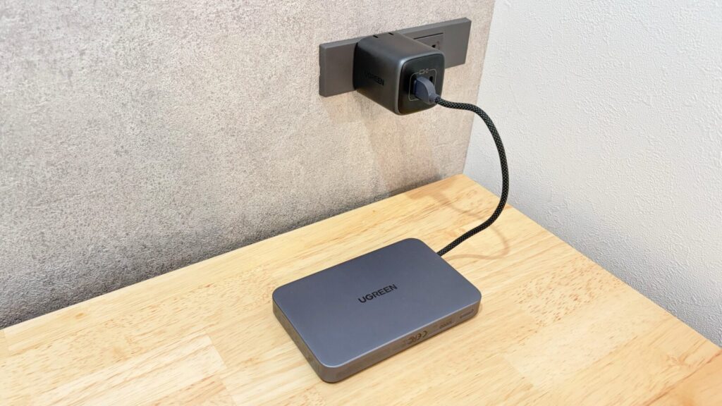 UGREEN Airシリーズ 10000mAhモデルを内蔵ケーブルで本体に充電している様子