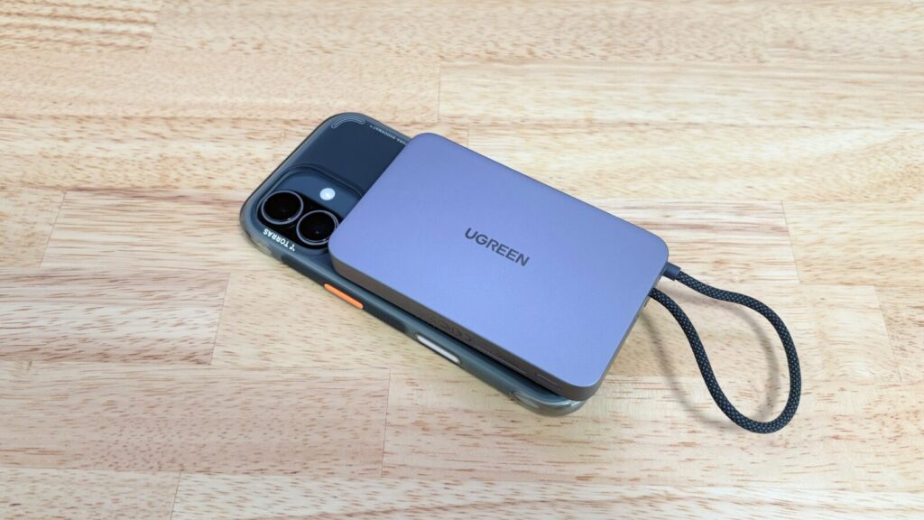 UGREEN Airシリーズ 10000mAhモデルをiPhone背面に貼り付けた写真