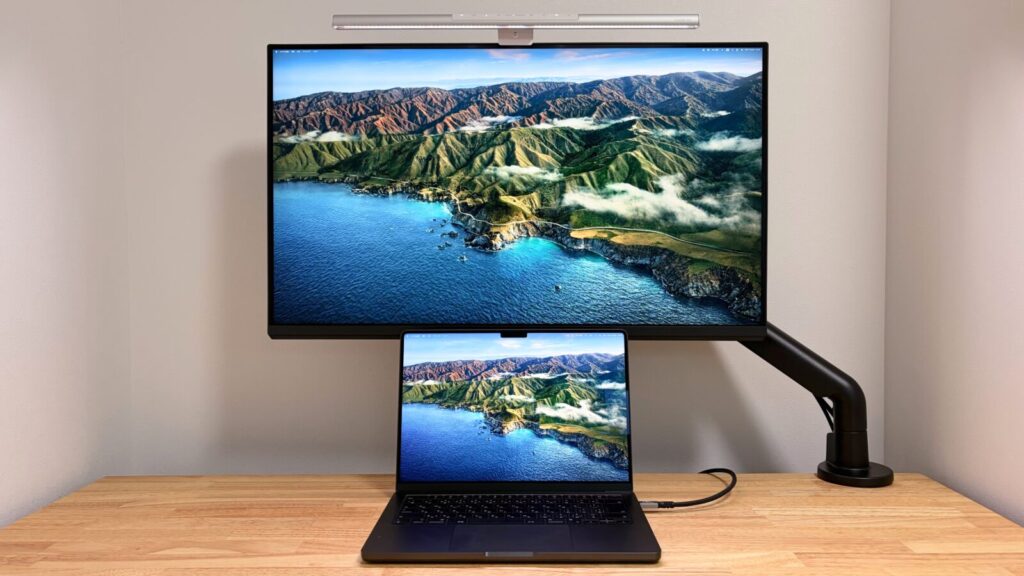 MacBookとMA320Uの表示を上下に配置し色の一貫性を比較した写真