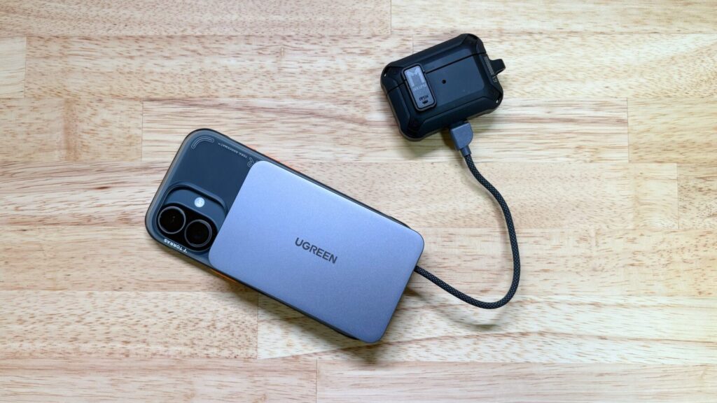 UGREEN Airシリーズ 10000mAhモデルでiPhoneをMagSafe、AirPodsを内蔵ケーブルで同時充電している様子