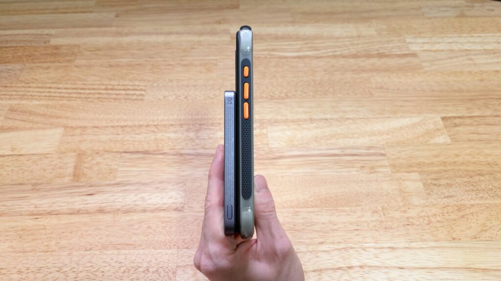 UGREEN Airシリーズ 5000mAhモデルをiPhoneに装着したまま握っている様子