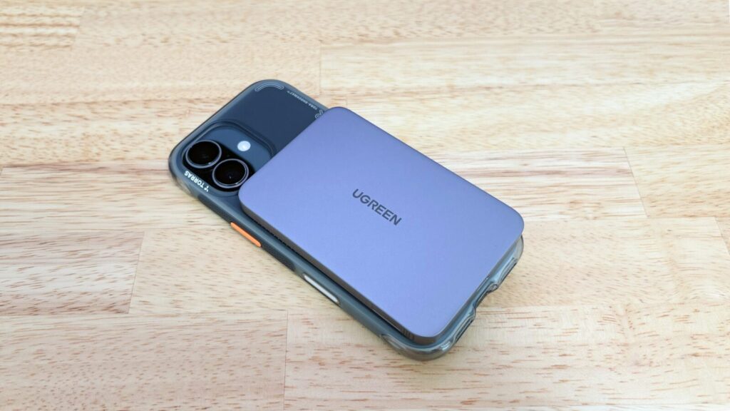 UGREEN Airシリーズ 5000mAhモデルをiPhone背面に貼り付けた写真