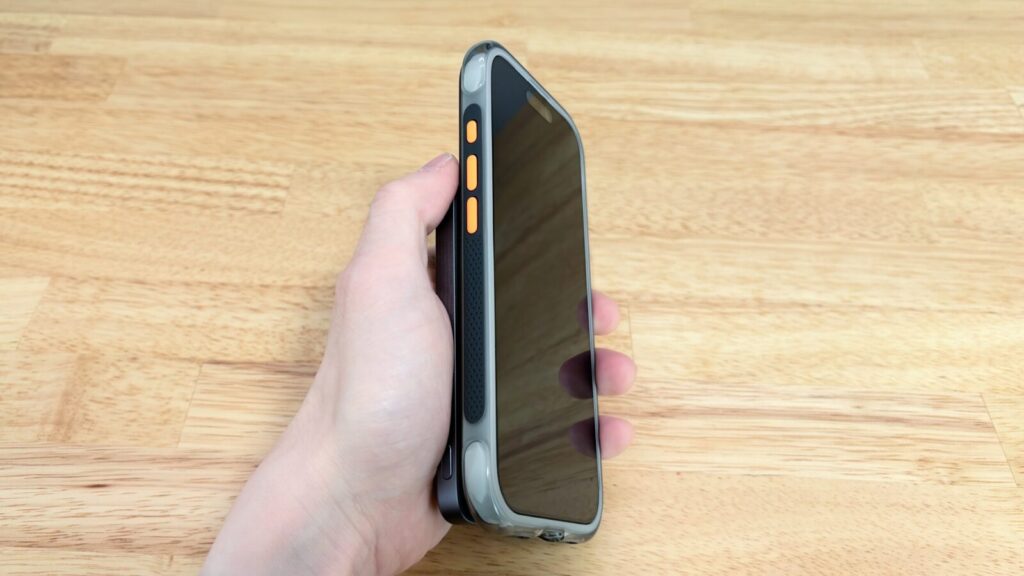 UGREEN Airシリーズ 5000mAhモデルをiPhoneに装着したまま握っている様子