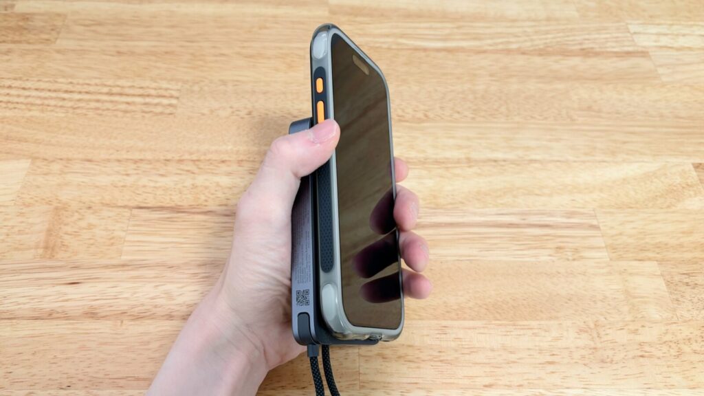 UGREEN Airシリーズ 10000mAhモデルをiPhoneに装着したまま握っている様子