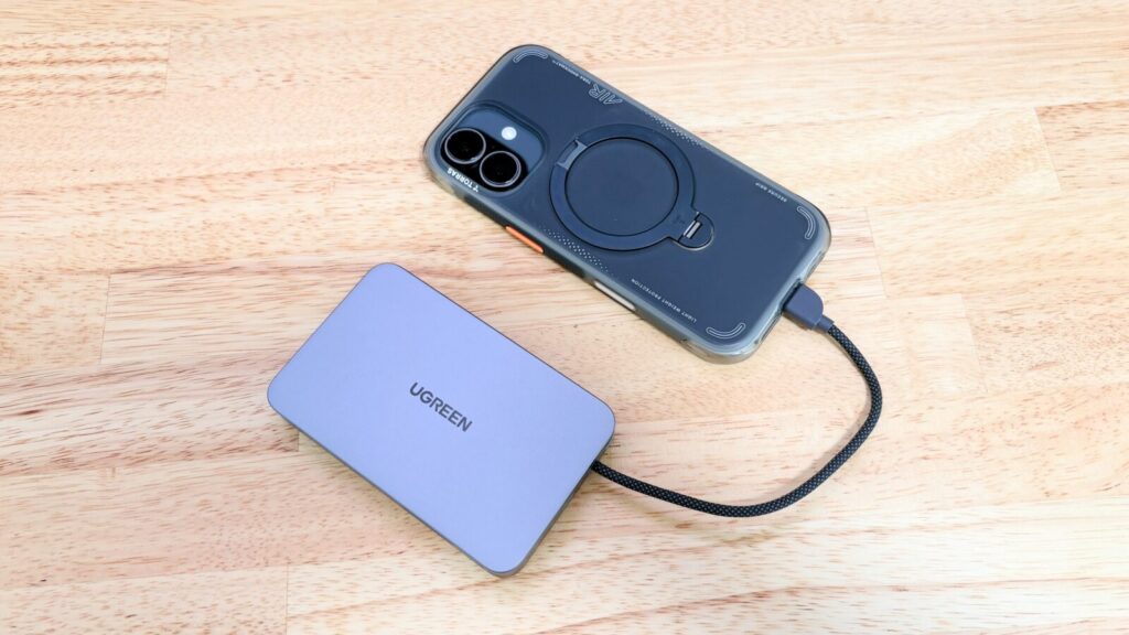 UGREEN Airシリーズ 10000mAhモデルの内蔵ケーブルでデスクに置いて充電している様子
