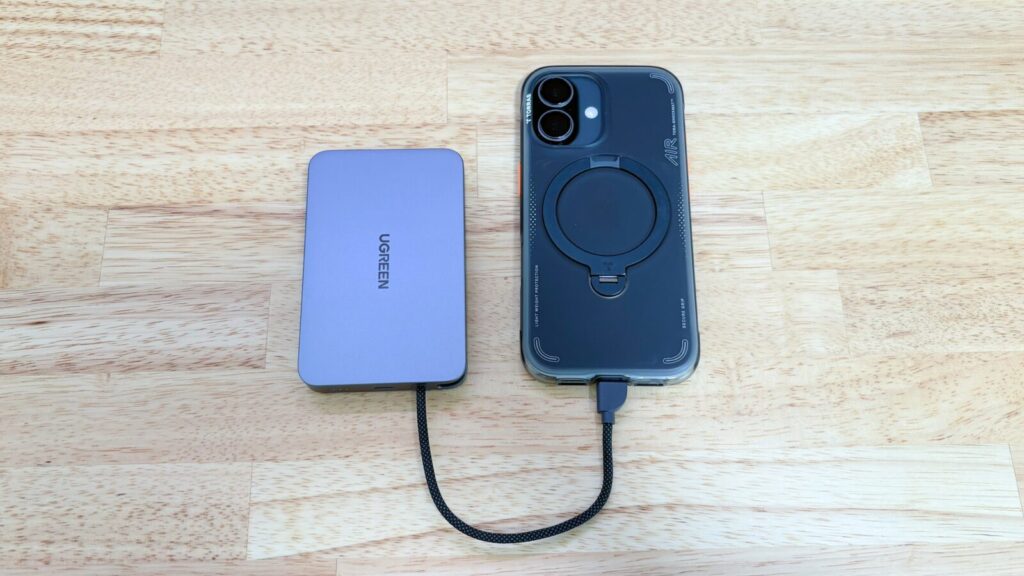 UGREEN Airシリーズ 10000mAhモデルの内蔵ケーブルでiPhoneを充電している様子