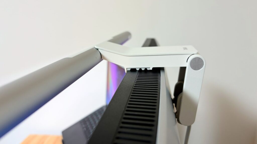 ScreenBar Proを引っ掛けている様子