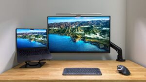 MacBook・MA320U・ScreenBar Proを組み合わせたデスク環境（明）