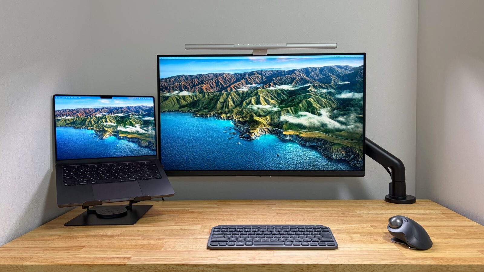 MacBook・MA320U・ScreenBar Proを組み合わせたデスク環境（明）