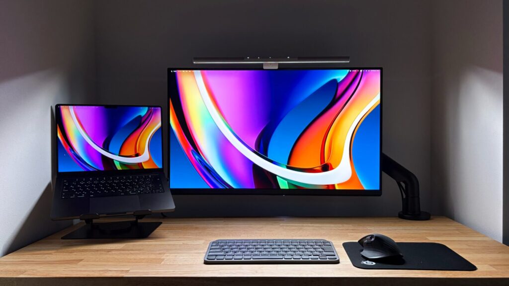 MacBook・MA320U・ScreenBar Proを組み合わせたデスク環境（暗）