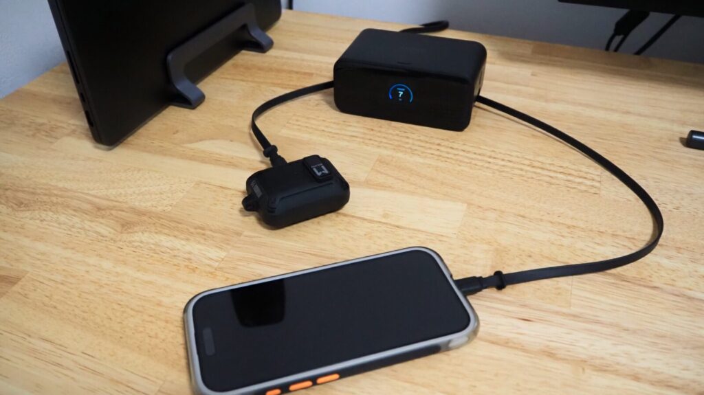 Anker Nano Charging Stationでスマートフォンとワイヤレスイヤホンを充電している様子