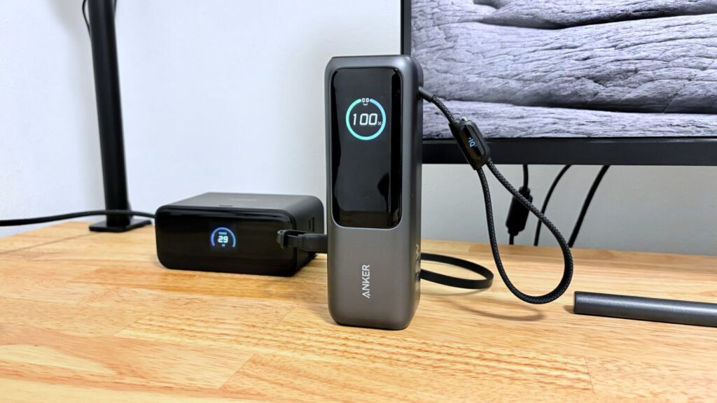 Anker Nano Charging Stationでモバイルバッテリーを充電している様子