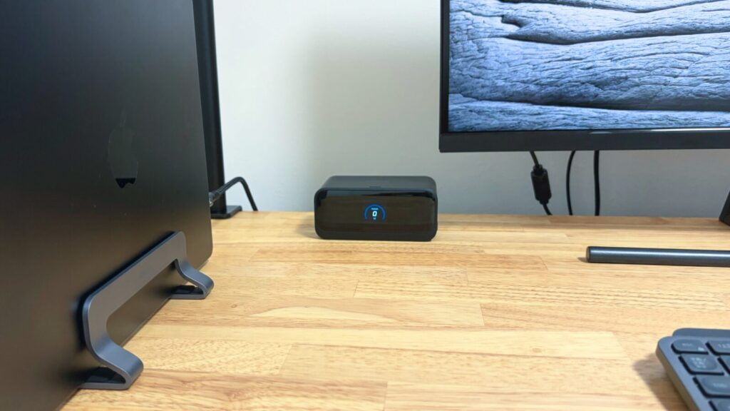 デスク奥に設置したAnker Nano Charging Station
