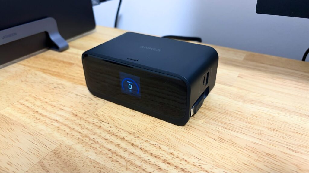 Anker Nano Charging Stationの外観。巻き取り式USB-Cケーブルを収納した状態