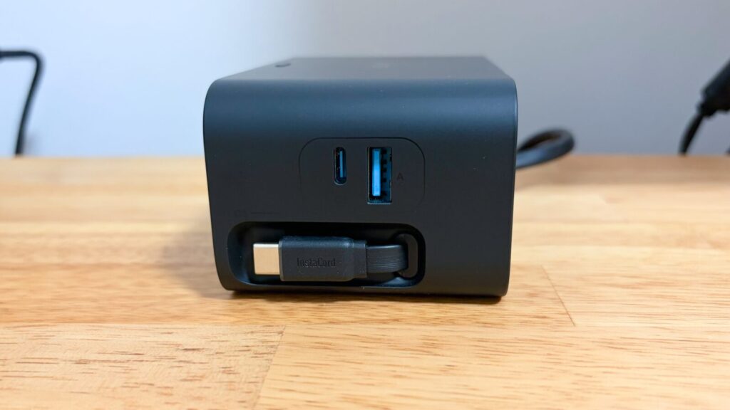Anker Nano Charging Station側面の巻き取り式USB-Cケーブル