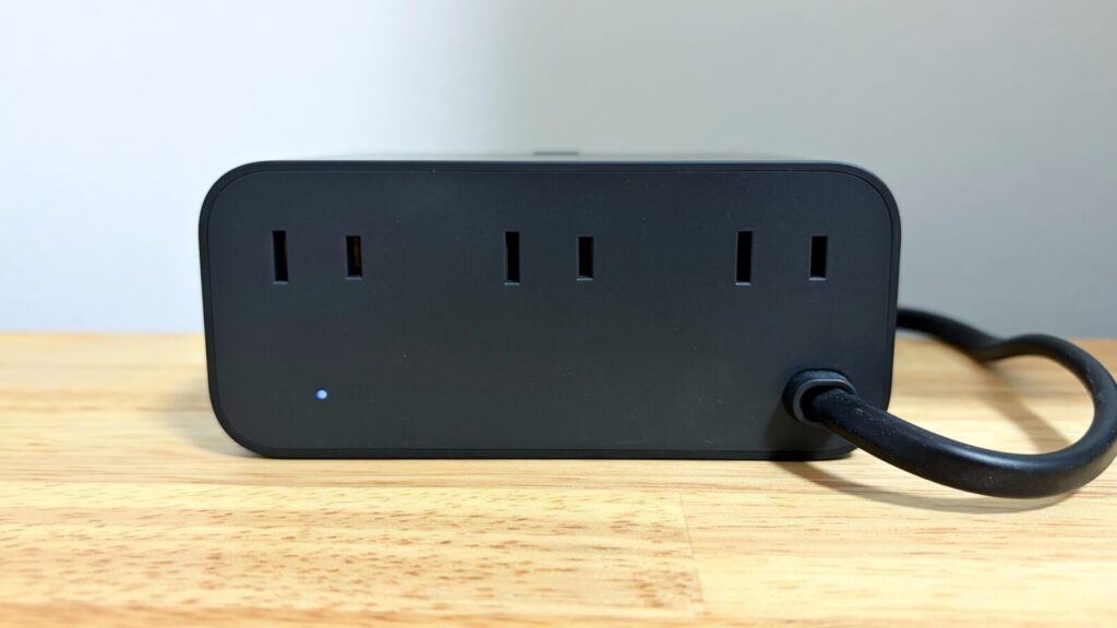 Anker Nano Charging Station背面のACコンセント