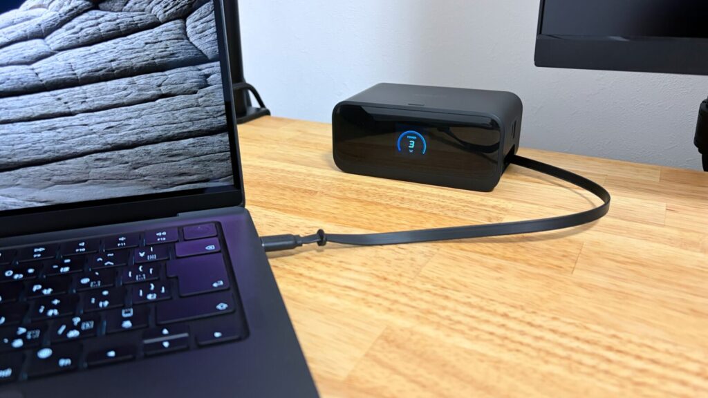 Anker Nano Charging StationでノートPCを充電している様子