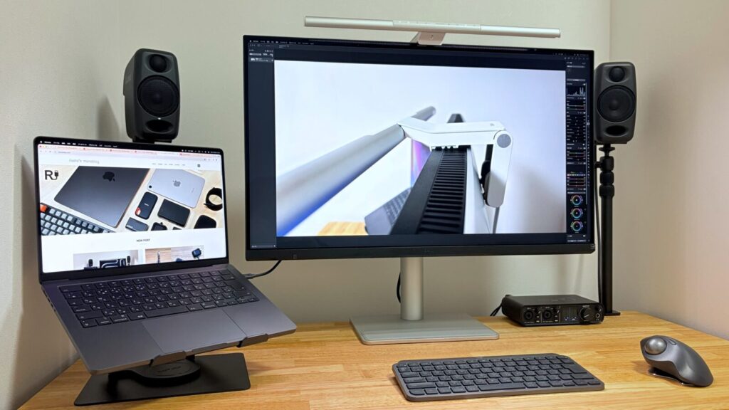 写真編集作業にMA320UGを活用している様子