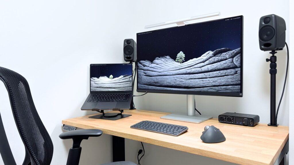 モニターアームを使用したMA320UGのデスク環境
