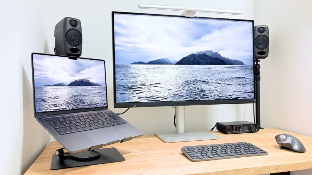 MacBookとMA320UGの色味の一貫性を確認している様子