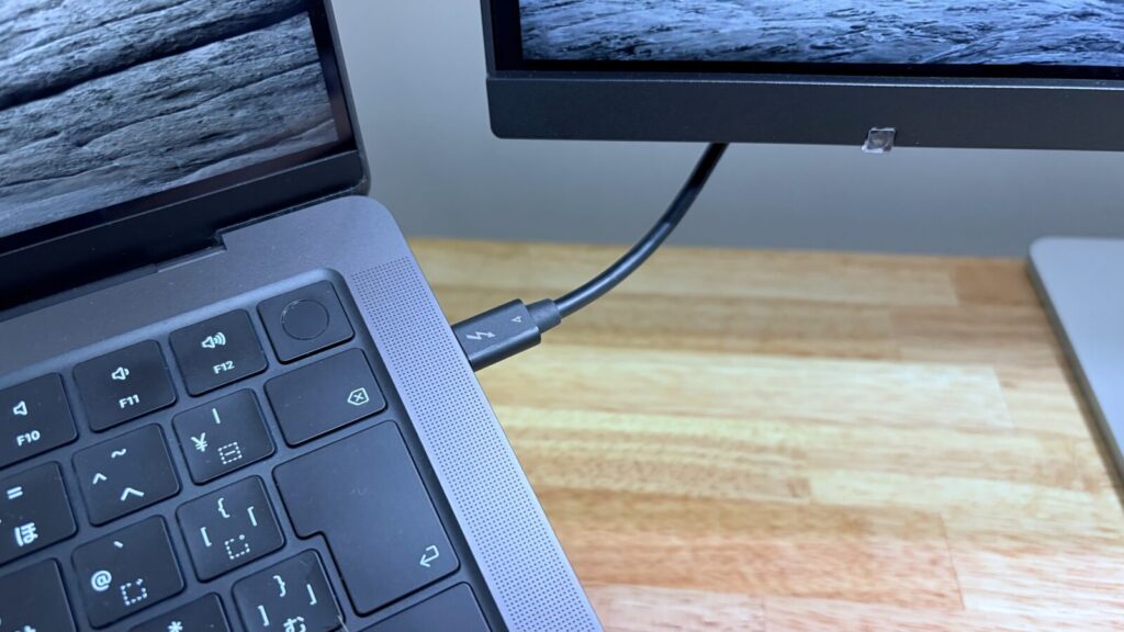付属のThunderbolt 4ケーブル1本でMacBookとMA320UGを接続している様子