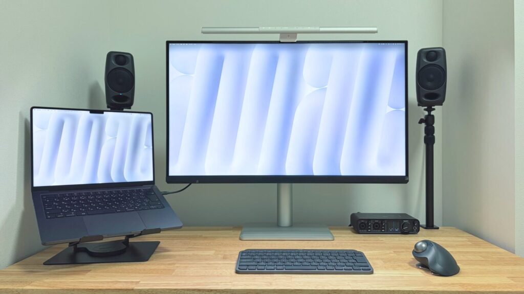 MacBookとBenQ MA320UGを並べて使用している様子