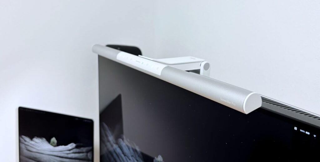 BenQ ScreenBar ProをMA320UGに設置した様子
